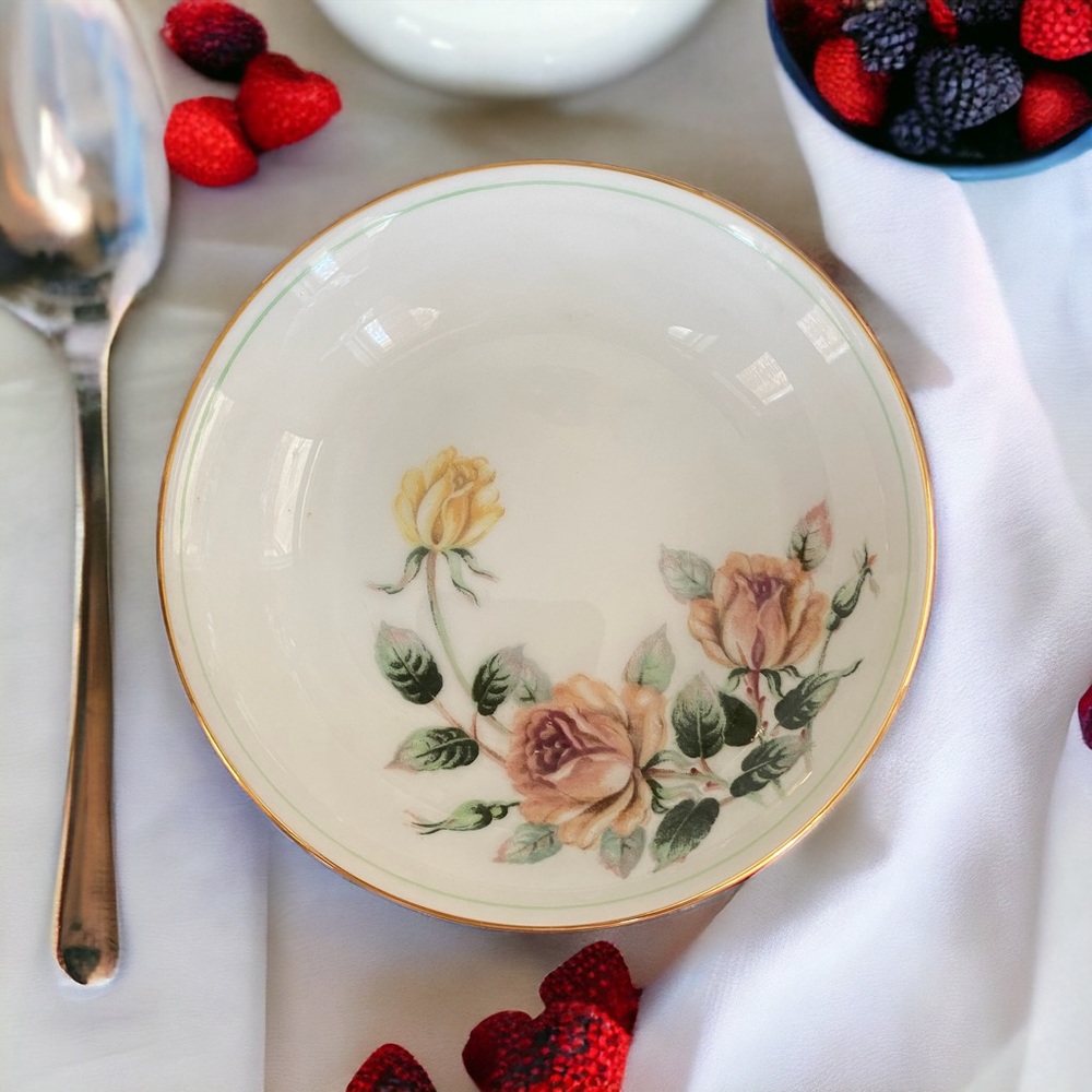 Set of 8 Vintage Kent China Trio Pattern dessert / fruit / sauce bowl.